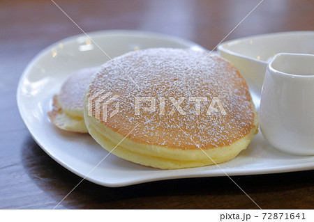 粉砂糖のかかったフワモチなパンケーキ ホットケーキ の写真素材