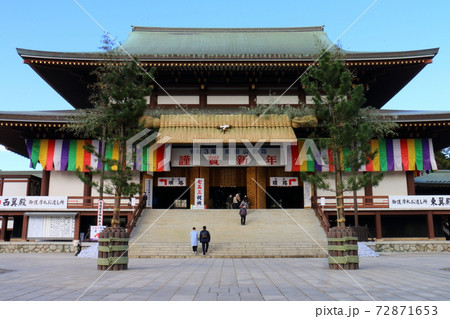 成田山新勝寺の大本堂大しめ縄飾り 72871653