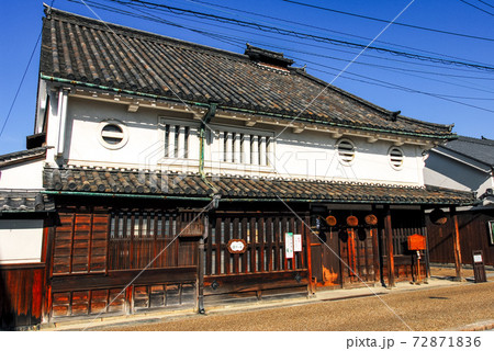 正月の青空を背景に河合家住宅　奈良県今井町の古い街並み 72871836