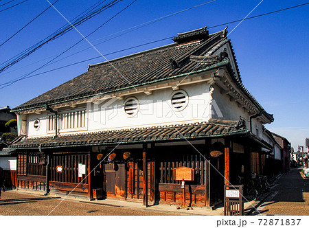 正月の青空を背景に河合家住宅　奈良県今井町の古い街並み 72871837