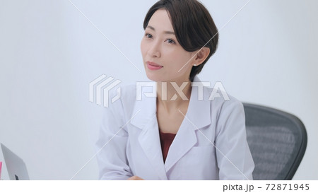 医療イメージ　白衣の女性 72871945