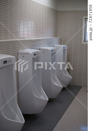 公衆トイレ 男子便所のイメージ 72871956