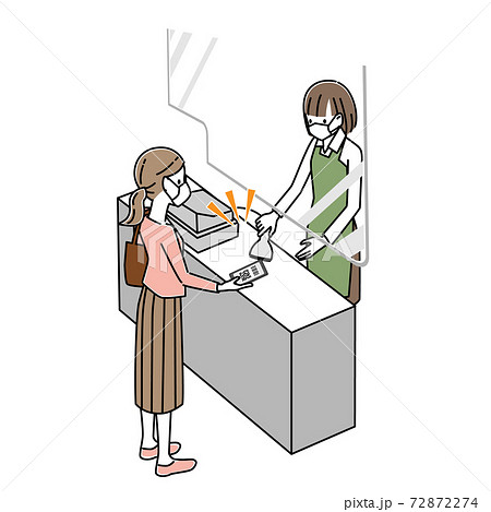 感染症対策をしてレジでQRコード決済をする女性 72872274