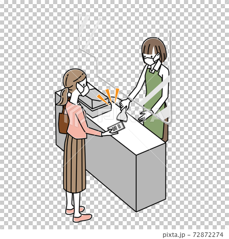 感染症対策をしてレジでQRコード決済をする女性 72872274