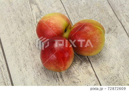 Sweet tasty fresh ripe apricots Sweet tasty fresh ripe apricots 72872609