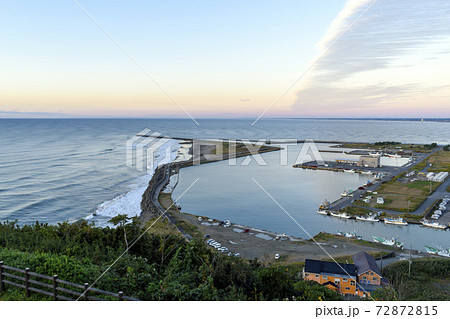 飯岡灯台からの飯岡漁港の風景 朝焼け 飯岡灯台からの飯岡漁港の風景 朝焼け 72872815