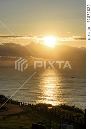 飯岡刑部岬展望台から望む朝日 72872829