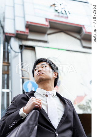 商店街へ営業にきた営業マン 商店街へ営業にきた営業マン 72872863