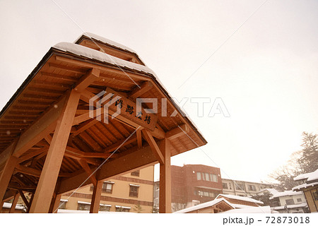 冬の草津温泉の「湯路広場」入り口 72873018