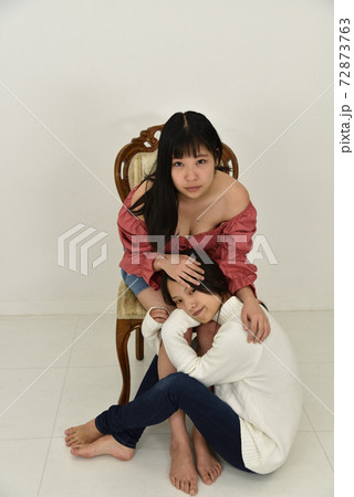 抱き付き合う女性カップル6 抱き付き合う女性カップル6 72873763
