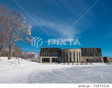 白馬岩岳スノーフィールド　冬空の山頂カフェレストラン「スカイアーク」 72874316