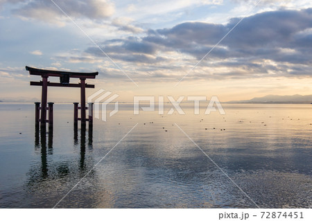 滋賀県高島市、夕方の白鬚神社 72874451