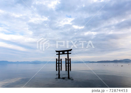 滋賀県高島市、夕方の白鬚神社 72874453