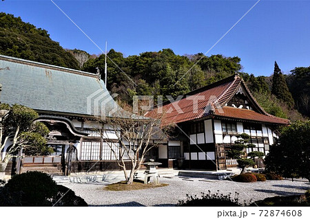 岡山県美咲町にある曹洞宗の寺院「幻住寺」:本堂と庫裏 岡山県美咲町にある曹洞宗の寺院「幻住寺」:本堂と庫裏 72874608