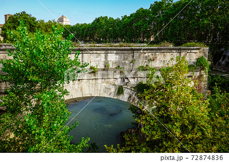 テベレ川に架かるローマ最古の石橋 ロット橋ことアエミリウス橋 パラティーノ橋から の写真素材