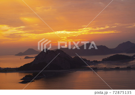 海 島 夕焼け 72875135