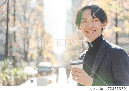 コーヒーを飲む男性 冬 都会 コーヒーを飲む男性 冬 都会 72875379