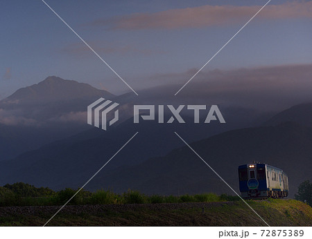北杜市小淵沢町、夏の夕日を受け大カーブを行くHighRail1375星空 72875389