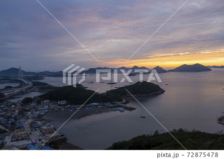 海 島 夕焼け 72875478