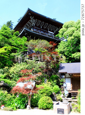 【広島】初夏の宮島弥山大聖院　新緑に囲まれる摩尼殿を見上げる 72875737