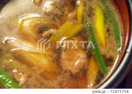 鴨せいろ手打ちそばのつけ汁。白ネギ、鴨ロース肉の入ったつけ汁。塗りのお椀。 72875758