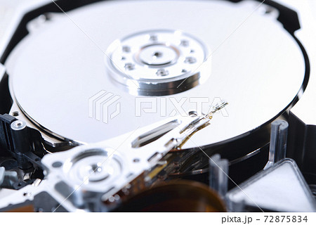 殻割したハードディスクの接写写真 72875834
