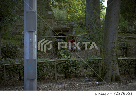 少年　立ちション イタリア 立ちションする少年の写真素材 [72876053] - PIXTA