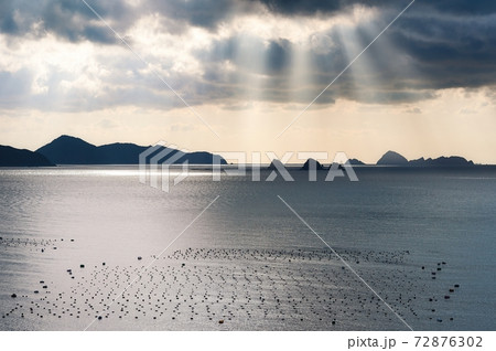 愛媛県の宇和海に沈む夕日と真珠養殖の筏のある風景 愛媛県の宇和海に沈む夕日と真珠養殖の筏のある風景 72876302