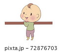 つかまり立ちをする子ども 72876703