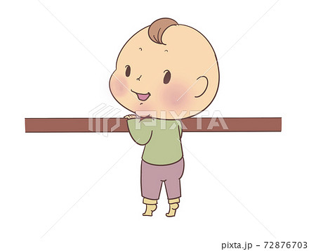 つかまり立ちをする子ども つかまり立ちをする子ども 72876703