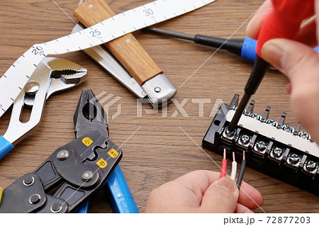 電気工事士工具セット　ドライバーでネジしめ 72877203