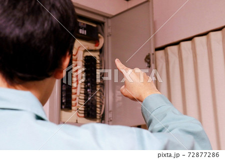 家庭用ブレーカーと作業者の手元 72877286