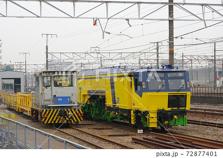JR西日本の保線車両（マルチプルタイタンパと軌道用モーターカー） 72877401