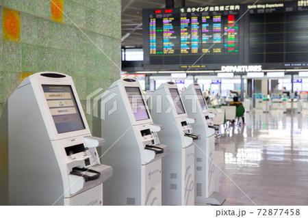 コロナ禍の成田空港第一ターミナルにある国際線の自動チェックイン機 72877458