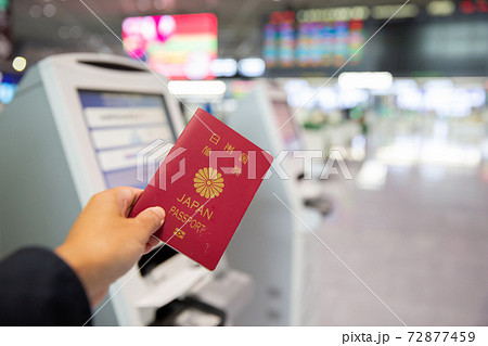 コロナ禍の成田空港第一ターミナルにある国際線の自動チェックイン機と日本のパスポート 72877459