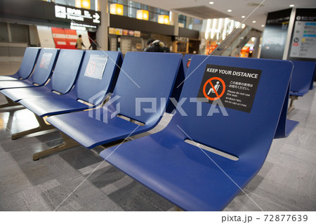 コロナ禍の成田空港第一ターミナルにある国際線の自動チェックイン機 72877639