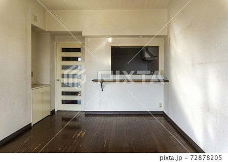 古いマンション室内リフォーム前の画像 リビング キッチン 窓 カフェ風 カウンター 小窓 古いマンション室内リフォーム前の画像 リビング キッチン 窓 カフェ風 カウンター 小窓 72878205