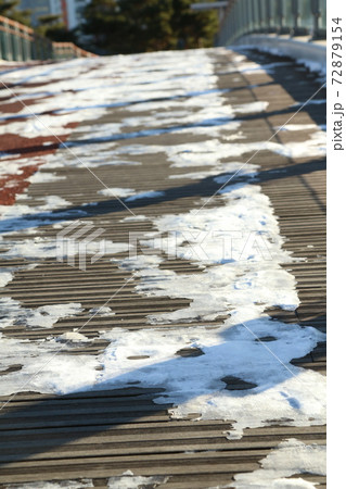 雪の残る歩道橋 雪の残る歩道橋 72879154
