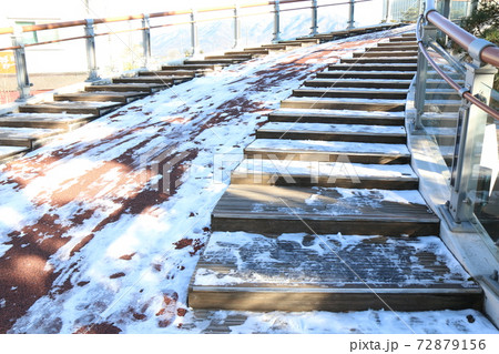 雪の残る歩道橋 72879156