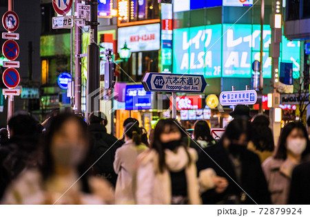 日本の東京都市景観 コロナ禍のクリスマス(師走)。マスク姿の若者らで賑わう六本木=25日 日本の東京都市景観 コロナ禍のクリスマス(師走)。マスク姿の若者らで賑わう六本木=25日 72879924