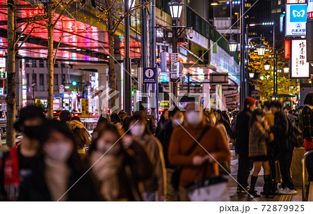 日本の東京都市景観 コロナ禍のクリスマス(師走)。マスク姿の若者らで賑わう六本木=25日 日本の東京都市景観 コロナ禍のクリスマス(師走)。マスク姿の若者らで賑わう六本木=25日 72879925