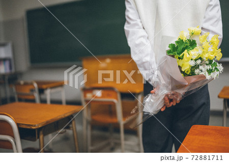 花束を持つ男性の後ろ姿の写真素材