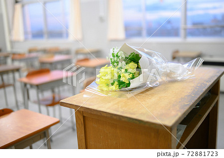 花が置かれた机 72881723