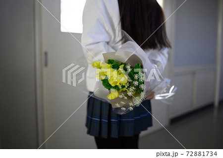 花束を持つ女性の後ろ姿の写真素材