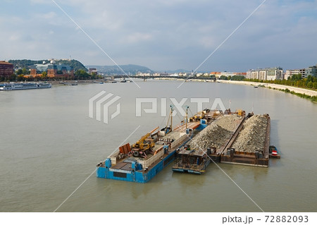 Barges 72882093