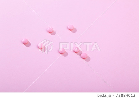 Tablets and pills, vitamins and antibiotic on pink background, copy space 72884012