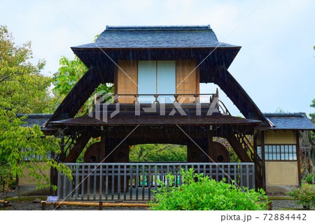 雨が降る渉成園の傍花閣 72884442