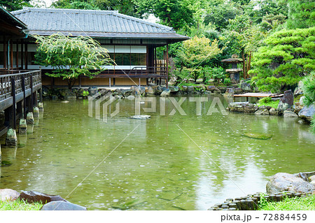 小雨降る臨池亭と滴翠軒 渉成園 小雨降る臨池亭と滴翠軒 渉成園 72884459