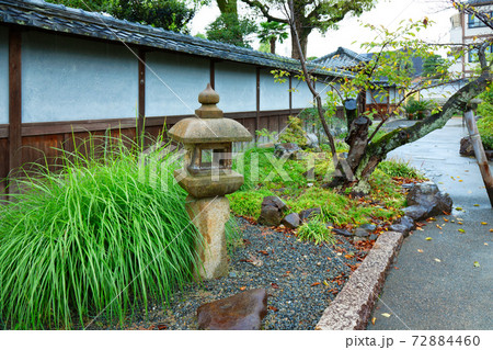 庭園の石灯ろうと塀 渉成園 庭園の石灯ろうと塀 渉成園 72884460