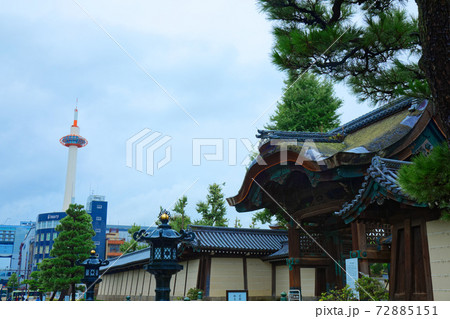 小雨降る東本願寺の阿弥陀堂門と京都タワー 72885151